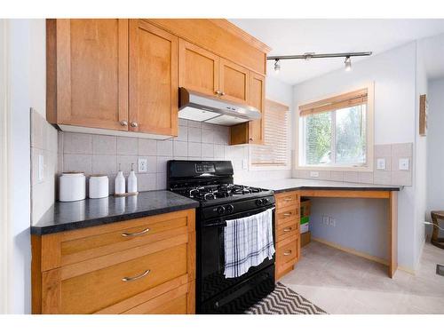 18 Valley Crest Close Nw, Calgary, AB - Indoor Photo Showing Kitchen