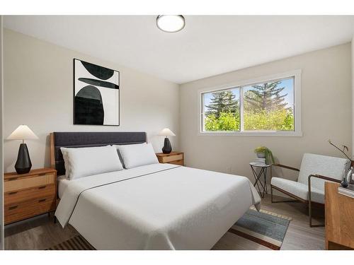 513-200 Brookpark Drive Sw, Calgary, AB - Indoor Photo Showing Bedroom