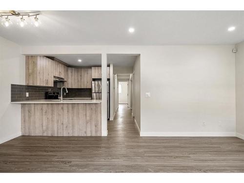 513-200 Brookpark Drive Sw, Calgary, AB - Indoor Photo Showing Kitchen