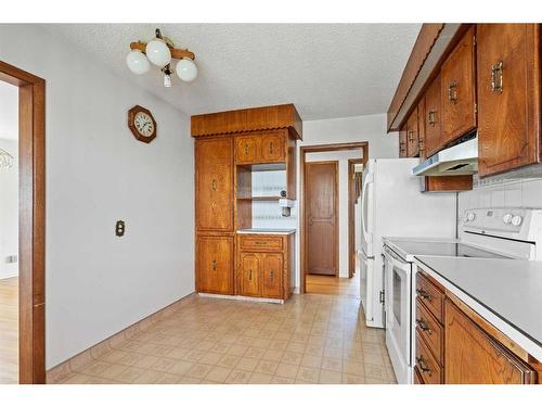 16 Trafford Place Nw, Calgary, AB - Indoor Photo Showing Kitchen