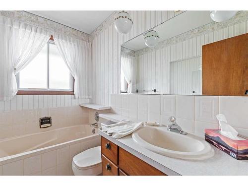 16 Trafford Place Nw, Calgary, AB - Indoor Photo Showing Bathroom