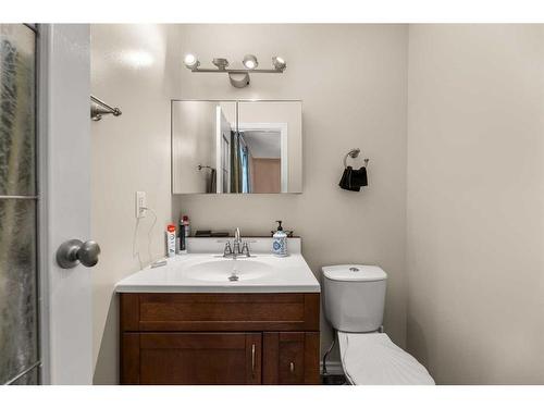 25 Beech Crescent, Olds, AB - Indoor Photo Showing Bathroom