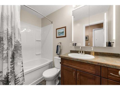 25 Beech Crescent, Olds, AB - Indoor Photo Showing Bathroom