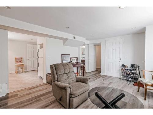 3911 Centre A Street Ne, Calgary, AB - Indoor Photo Showing Living Room