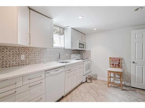 3911 Centre A Street Ne, Calgary, AB - Indoor Photo Showing Kitchen