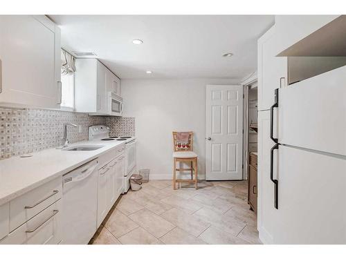 3911 Centre A Street Ne, Calgary, AB - Indoor Photo Showing Kitchen