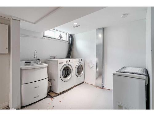 3911 Centre A Street Ne, Calgary, AB - Indoor Photo Showing Laundry Room