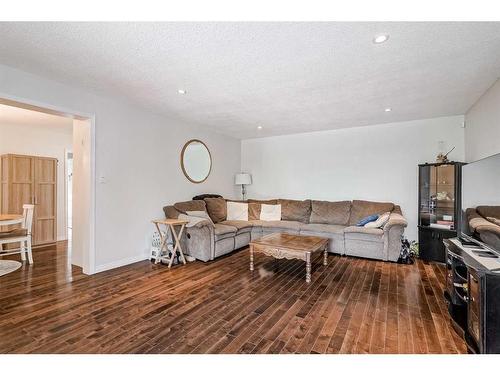 3911 Centre A Street Ne, Calgary, AB - Indoor Photo Showing Living Room