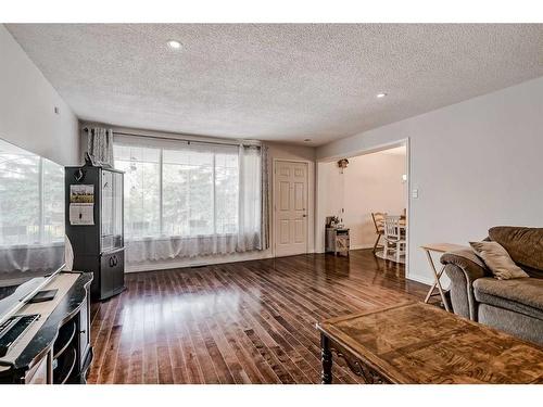 3911 Centre A Street Ne, Calgary, AB - Indoor Photo Showing Living Room