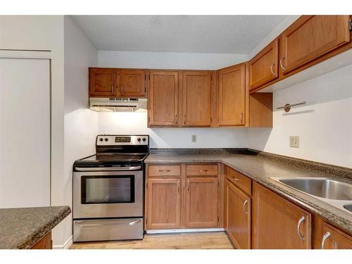 105-205 5 Avenue Ne, Calgary, AB - Indoor Photo Showing Kitchen