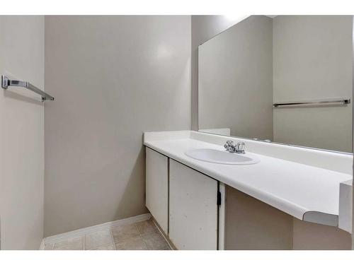 105-205 5 Avenue Ne, Calgary, AB - Indoor Photo Showing Bathroom