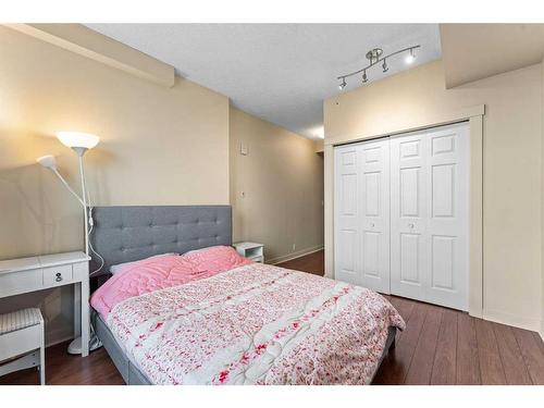 1217-8710 Horton Road Sw, Calgary, AB - Indoor Photo Showing Bedroom