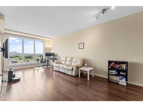 1217-8710 Horton Road Sw, Calgary, AB - Indoor Photo Showing Living Room