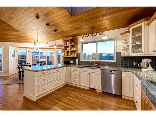 251209 Range Road 33, Rural Rocky View County, AB - Indoor Photo Showing Kitchen With Upgraded Kitchen