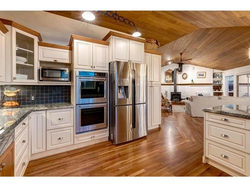 251209 Range Road 33, Rural Rocky View County, AB - Indoor Photo Showing Kitchen With Upgraded Kitchen