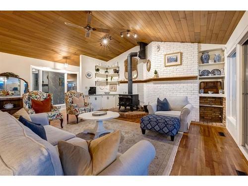 251209 Range Road 33, Rural Rocky View County, AB - Indoor Photo Showing Living Room