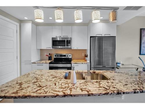 1907-225 11 Avenue Se, Calgary, AB - Indoor Photo Showing Kitchen With Stainless Steel Kitchen With Upgraded Kitchen