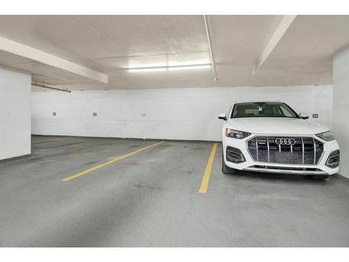 1907-225 11 Avenue Se, Calgary, AB - Indoor Photo Showing Garage