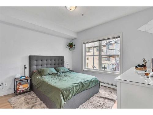 208-1408 17 Street Se, Calgary, AB - Indoor Photo Showing Bedroom