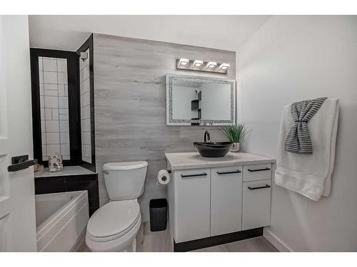 228-22 Richard Place Sw, Calgary, AB - Indoor Photo Showing Bathroom