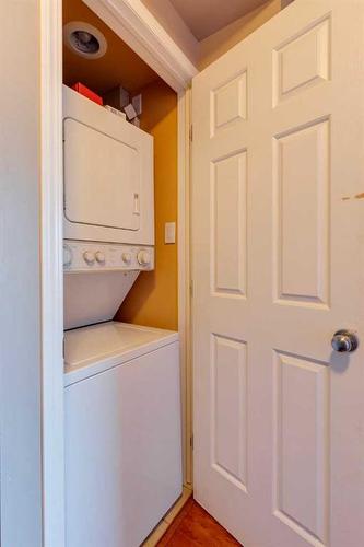 403-117 23 Avenue Sw, Calgary, AB - Indoor Photo Showing Laundry Room