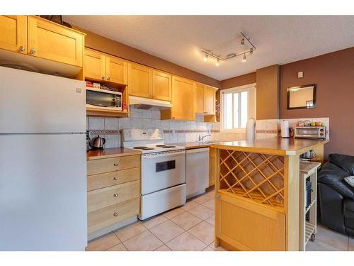 403-117 23 Avenue Sw, Calgary, AB - Indoor Photo Showing Kitchen