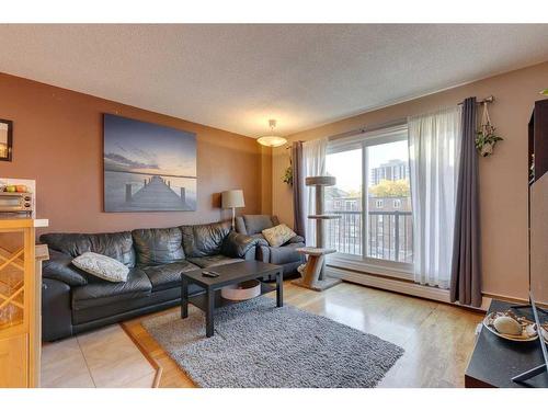 403-117 23 Avenue Sw, Calgary, AB - Indoor Photo Showing Living Room