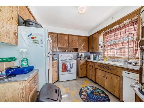 721 4 Avenue Ne, Calgary, AB - Indoor Photo Showing Kitchen