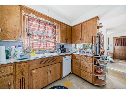 721 4 Avenue Ne, Calgary, AB - Indoor Photo Showing Kitchen