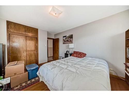 721 4 Avenue Ne, Calgary, AB - Indoor Photo Showing Bedroom