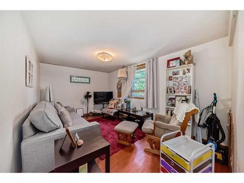 721 4 Avenue Ne, Calgary, AB - Indoor Photo Showing Living Room