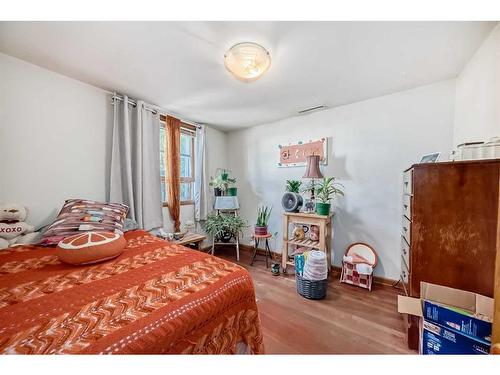 721 4 Avenue Ne, Calgary, AB - Indoor Photo Showing Bedroom