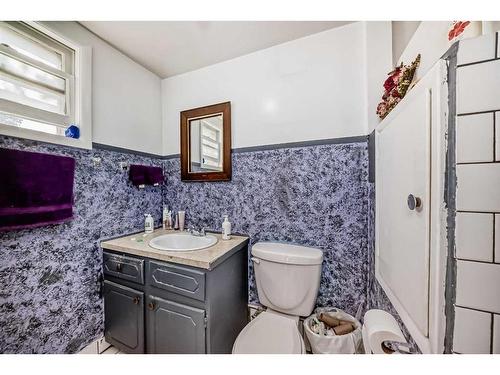 721 4 Avenue Ne, Calgary, AB - Indoor Photo Showing Bathroom