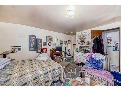 721 4 Avenue Ne, Calgary, AB - Indoor Photo Showing Bedroom