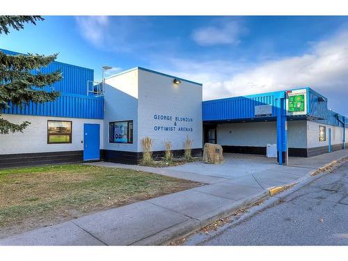 2-3550 45 Street Sw, Calgary, AB - Outdoor