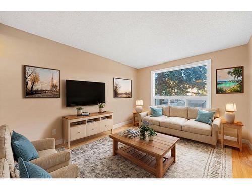 26-740 Bracewood Drive Sw, Calgary, AB - Indoor Photo Showing Living Room