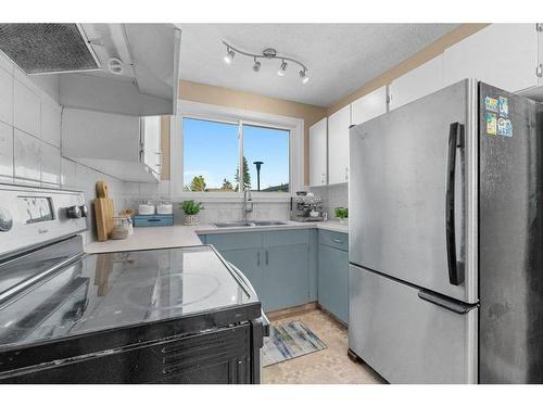 26-740 Bracewood Drive Sw, Calgary, AB - Indoor Photo Showing Kitchen With Double Sink