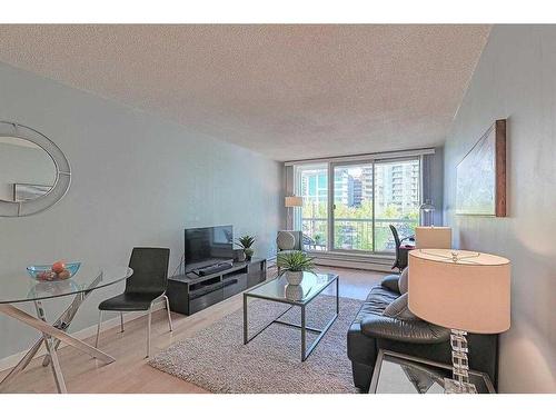 303-525 13 Avenue Sw, Calgary, AB - Indoor Photo Showing Living Room