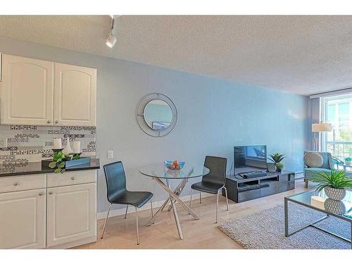 303-525 13 Avenue Sw, Calgary, AB - Indoor Photo Showing Living Room