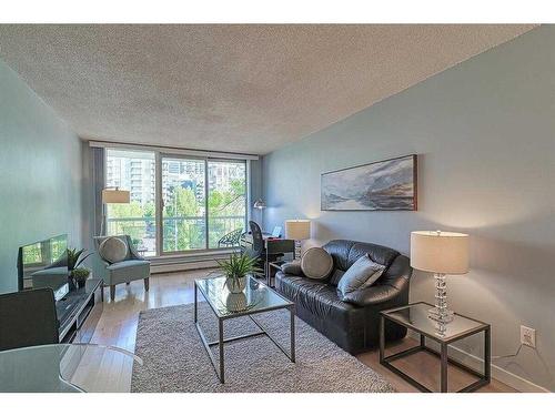 303-525 13 Avenue Sw, Calgary, AB - Indoor Photo Showing Living Room