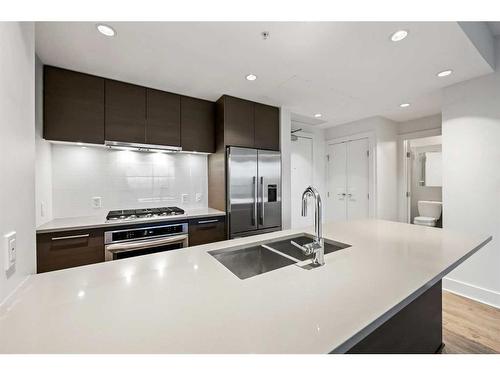 619-38 9 Street Ne, Calgary, AB - Indoor Photo Showing Kitchen With Double Sink With Upgraded Kitchen