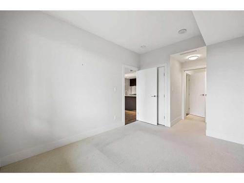 619-38 9 Street Ne, Calgary, AB - Indoor Photo Showing Other Room