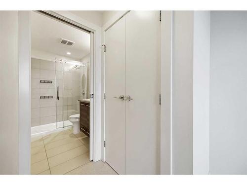 619-38 9 Street Ne, Calgary, AB - Indoor Photo Showing Bathroom