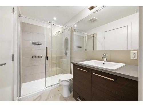 619-38 9 Street Ne, Calgary, AB - Indoor Photo Showing Bathroom