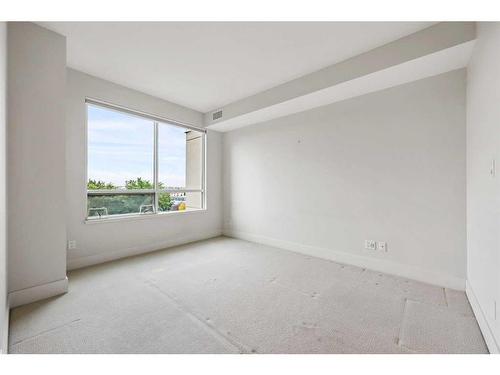 619-38 9 Street Ne, Calgary, AB - Indoor Photo Showing Other Room