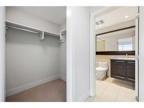 619-38 9 Street Ne, Calgary, AB - Indoor Photo Showing Bathroom