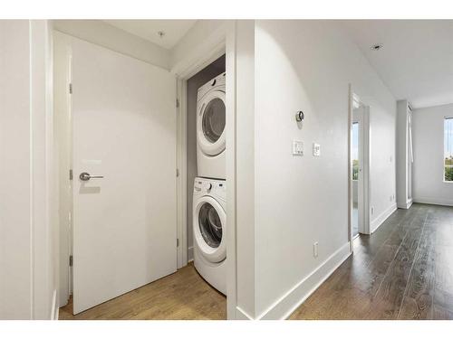 619-38 9 Street Ne, Calgary, AB - Indoor Photo Showing Laundry Room