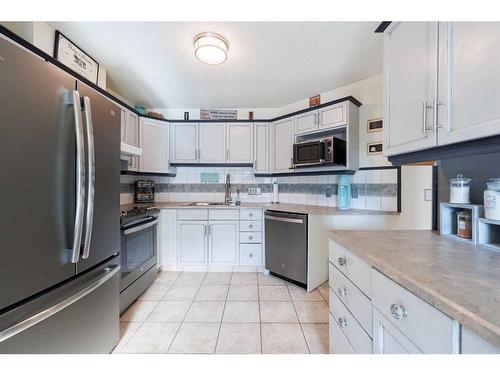 7 Richelieu Court Sw, Calgary, AB - Indoor Photo Showing Kitchen