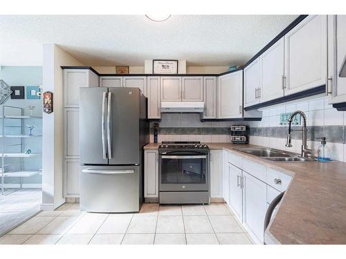 7 Richelieu Court Sw, Calgary, AB - Indoor Photo Showing Kitchen With Double Sink