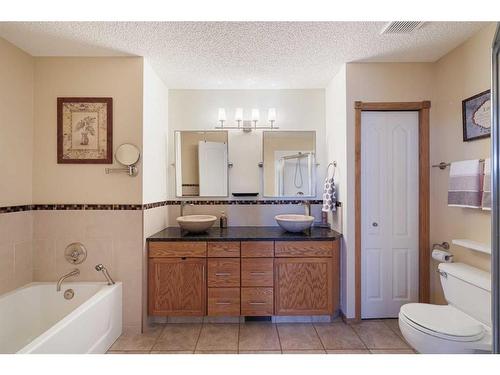 7 Richelieu Court Sw, Calgary, AB - Indoor Photo Showing Bathroom